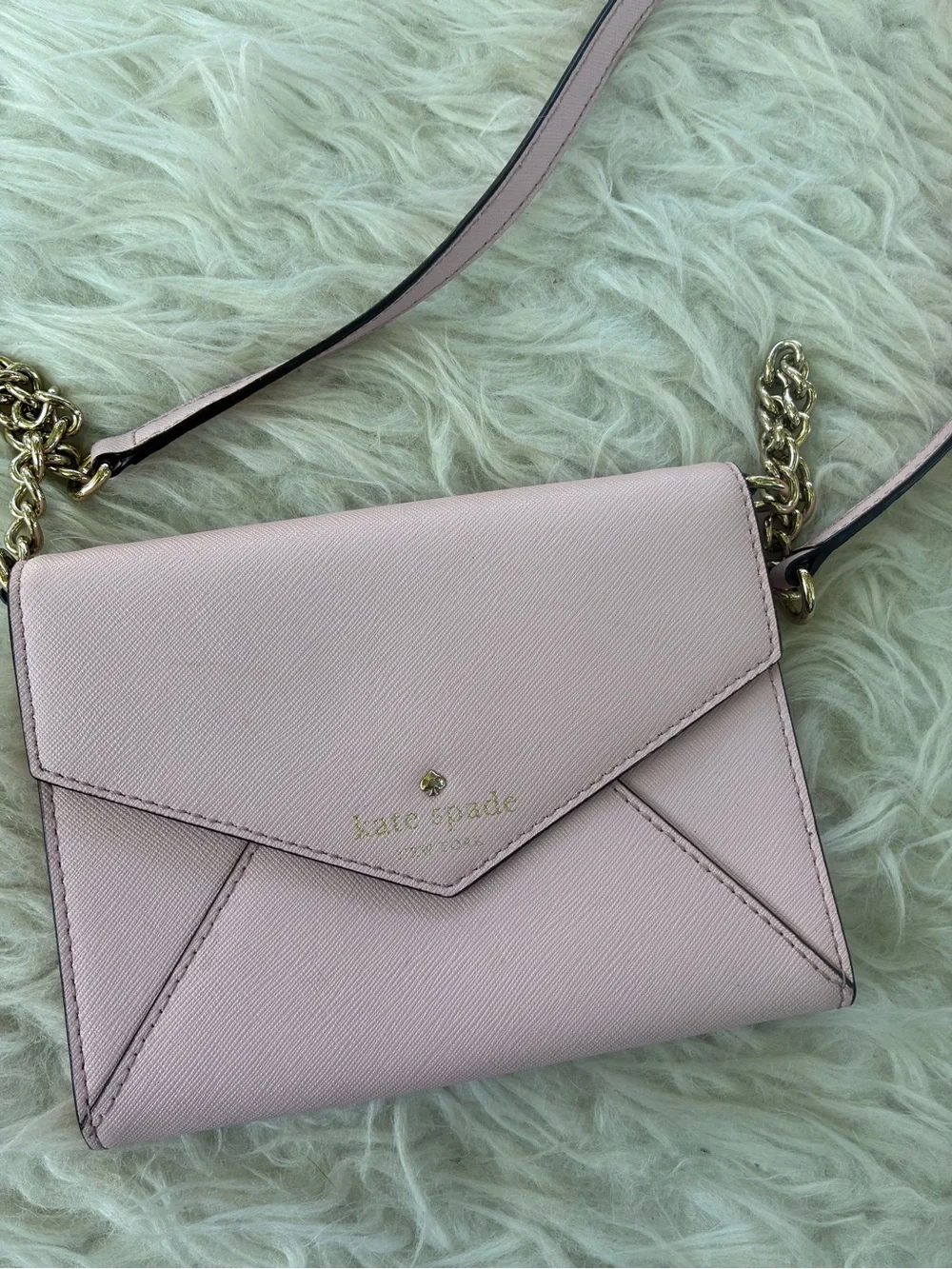 🌺Kate spade Pale Pink saffiano Leather Chain-Strap envelope Crossbody bag🌺